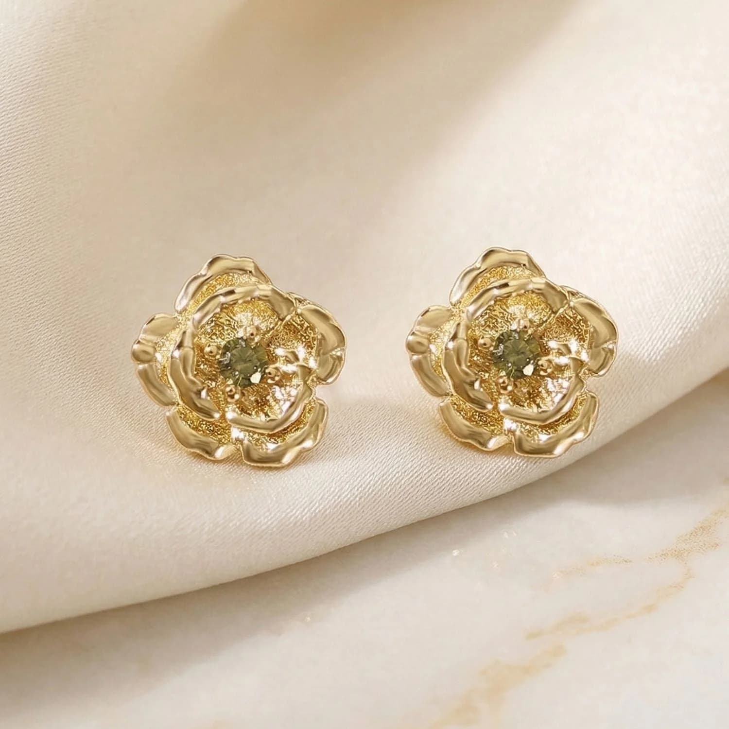 Peridot Poppy Stud Earrings – image 1