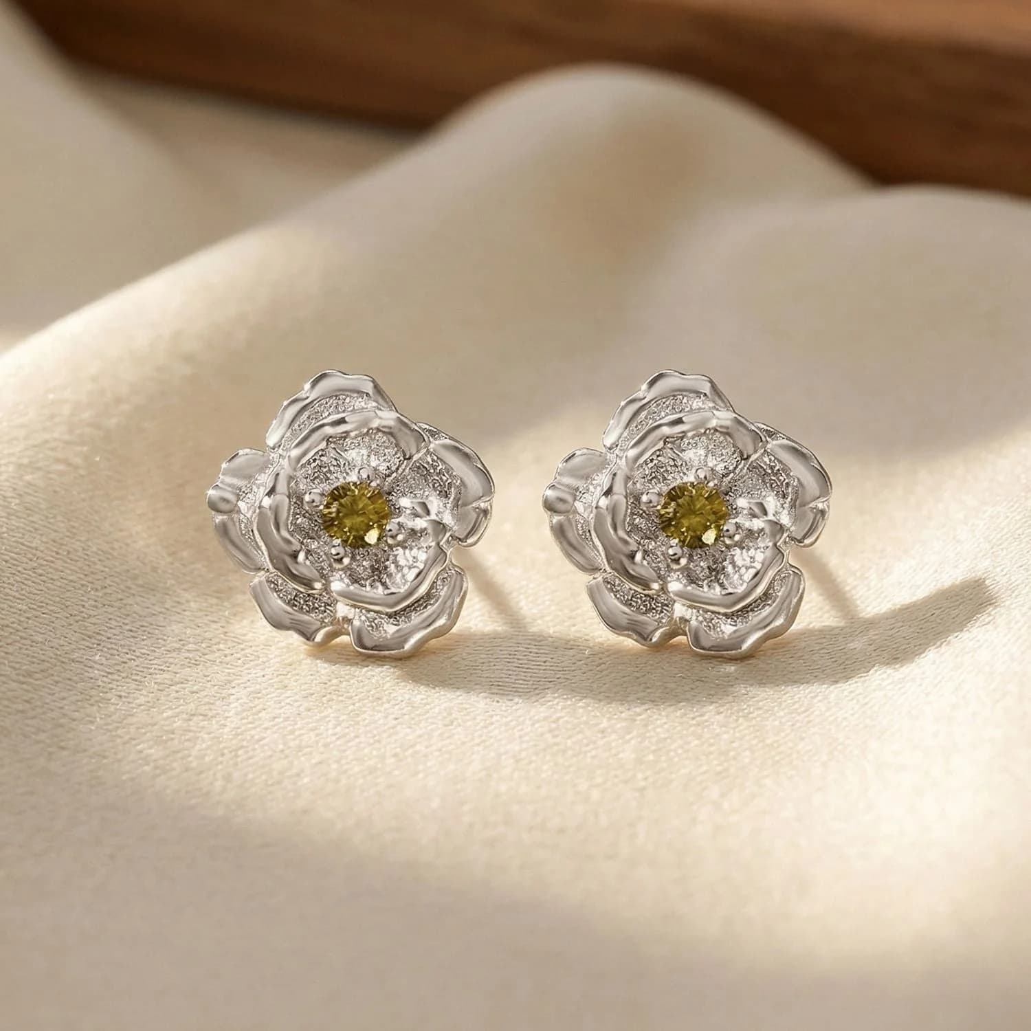 Peridot Poppy Birthflower Sterling Silver Stud Earrings – image 1