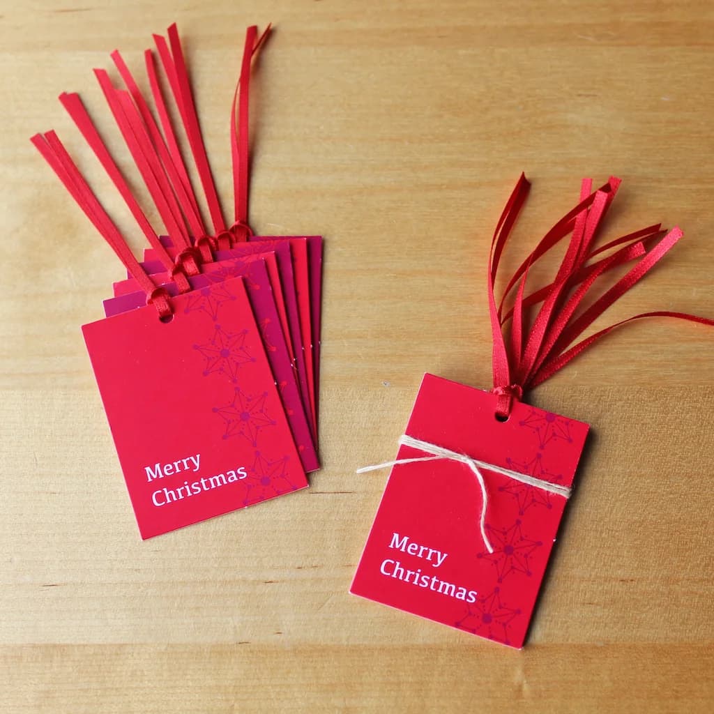 12 Red Gift Tags: Christmas design